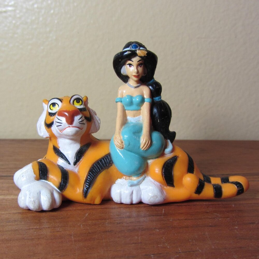 5 for $30 - vintage 1992 disney Aladdin figure Jasmine & Rajah (W5750)